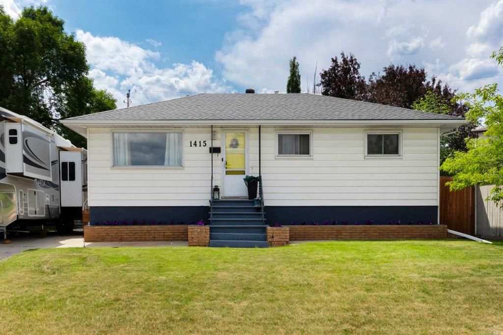 Picture of 1415 Russell Road NE, Calgary Real Estate Listing