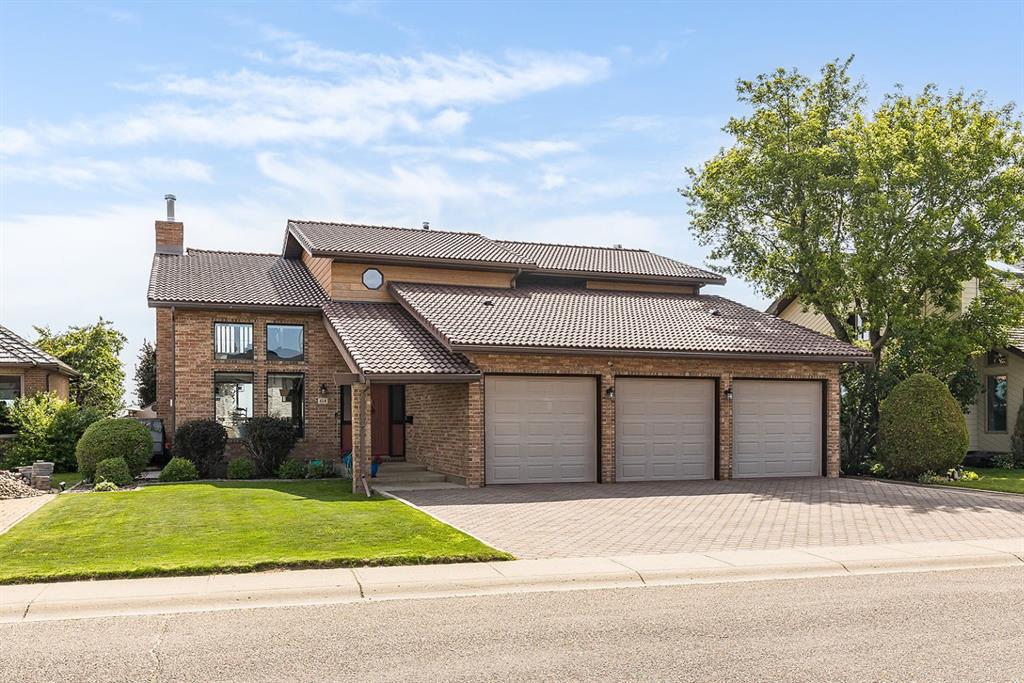 Picture of 614 Ross Glen Drive SE, Medicine Hat Real Estate Listing