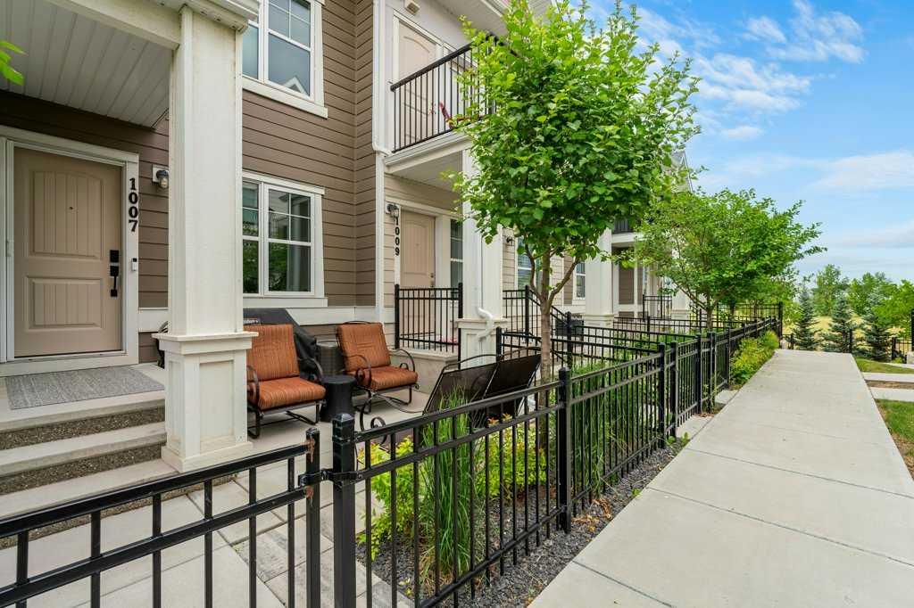 Picture of 1007 Cranbrook Walk SE, Calgary Real Estate Listing