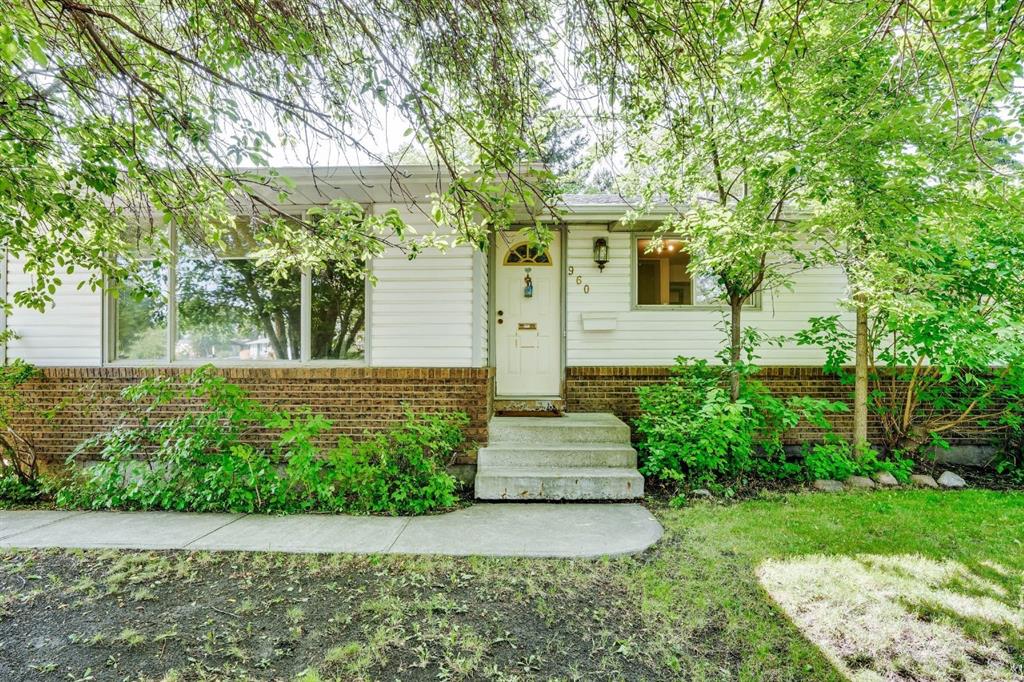 Picture of 960 Lysander Drive SE, Calgary Real Estate Listing