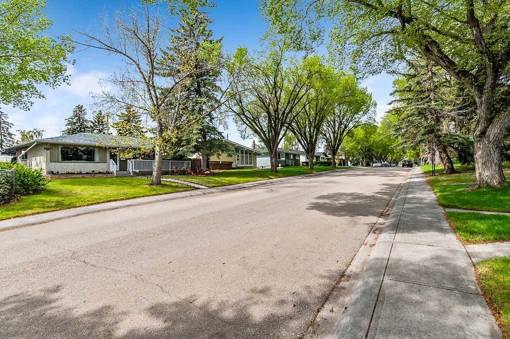 Picture of 74 Armstrong Crescent SE, Calgary Real Estate Listing