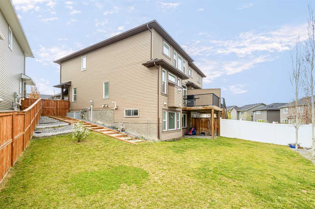 Picture of 21 Evansglen Mews NW, Calgary Real Estate Listing