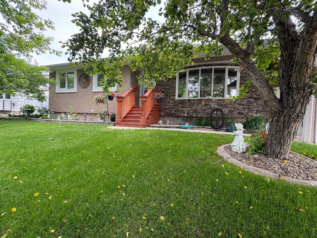 Picture of 706 HAMMOND Drive N, Fox Creek Real Estate Listing