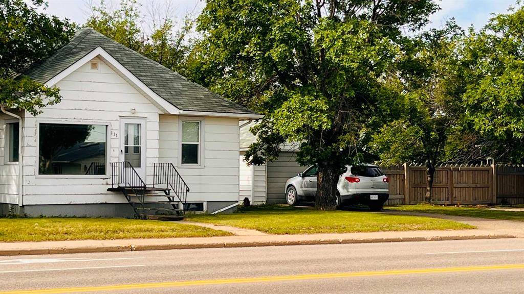 Picture of 111 7th Avenue W, Bow Island Real Estate Listing