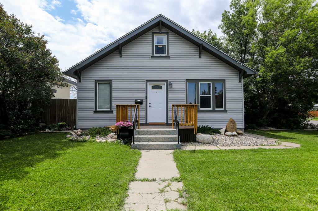 Picture of 1718 13 Street N, Lethbridge Real Estate Listing