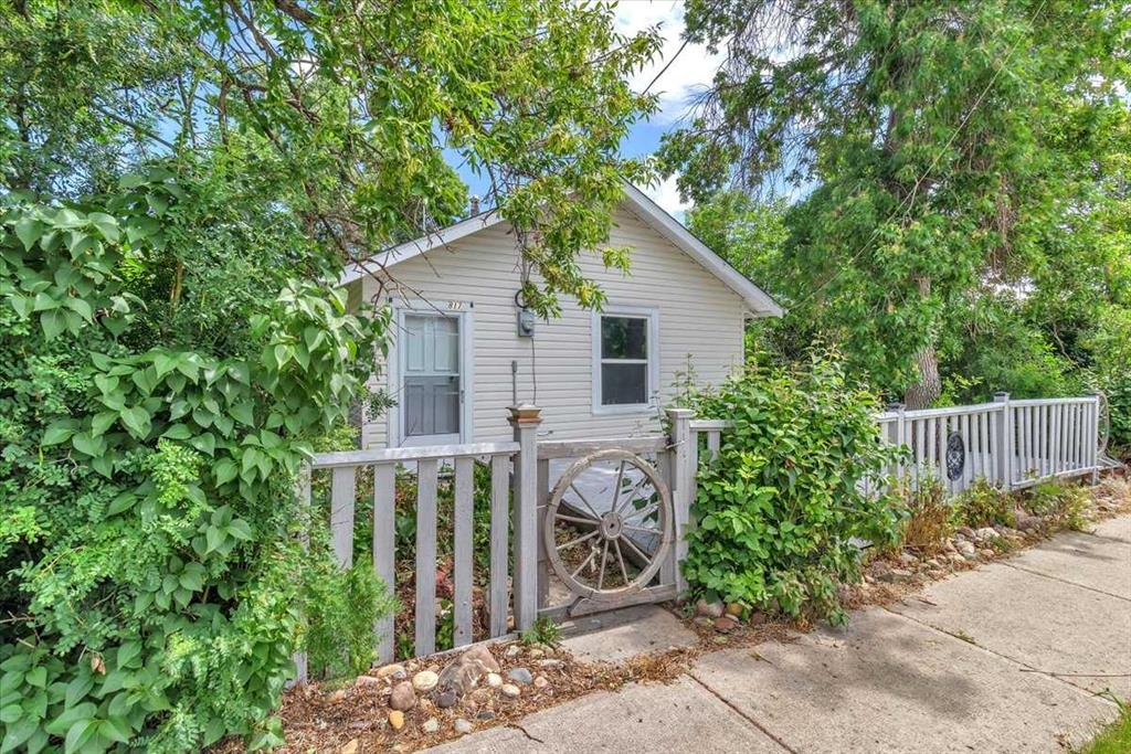 Picture of 817 East Road , Standard Real Estate Listing