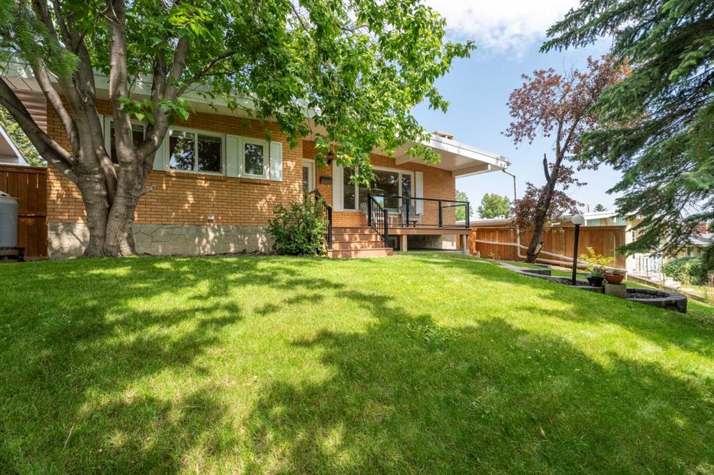 Picture of 1028 Thorneycroft Drive NW, Calgary Real Estate Listing
