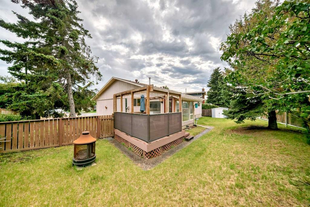 Picture of 583 Woodpark Crescent SW, Calgary Real Estate Listing