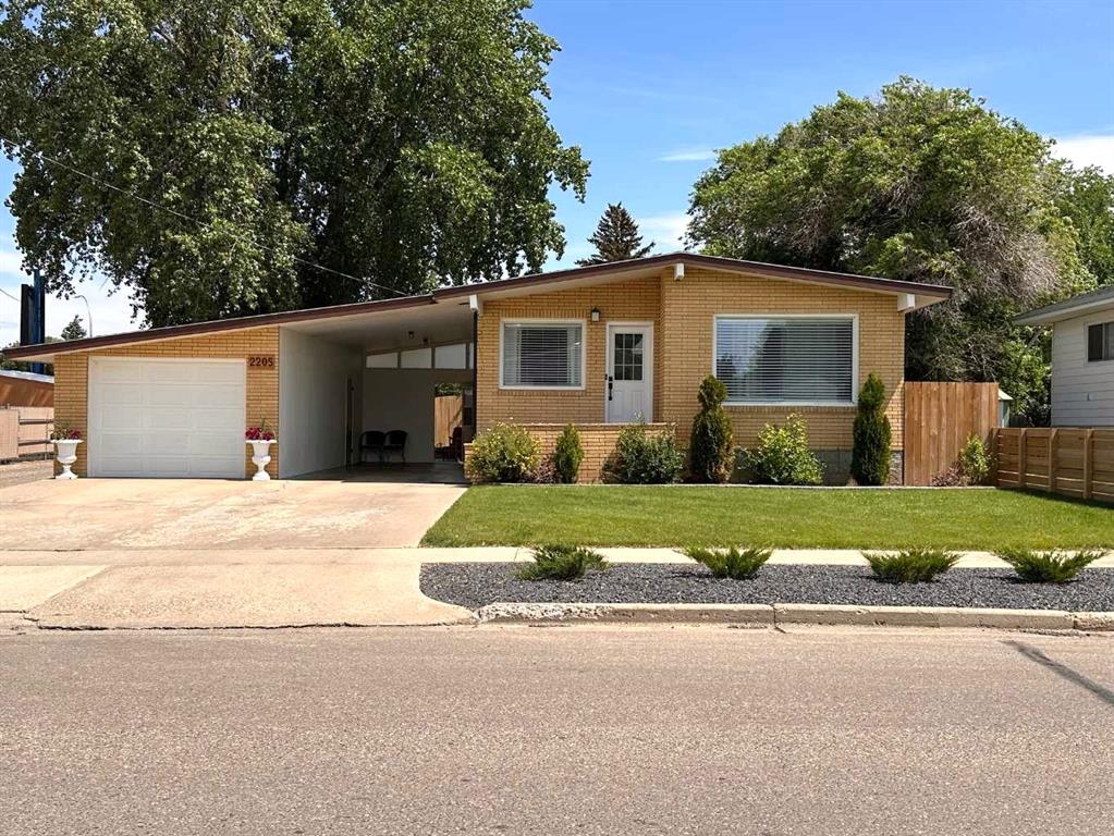 Picture of 2205 15 Avenue SE, Medicine Hat Real Estate Listing