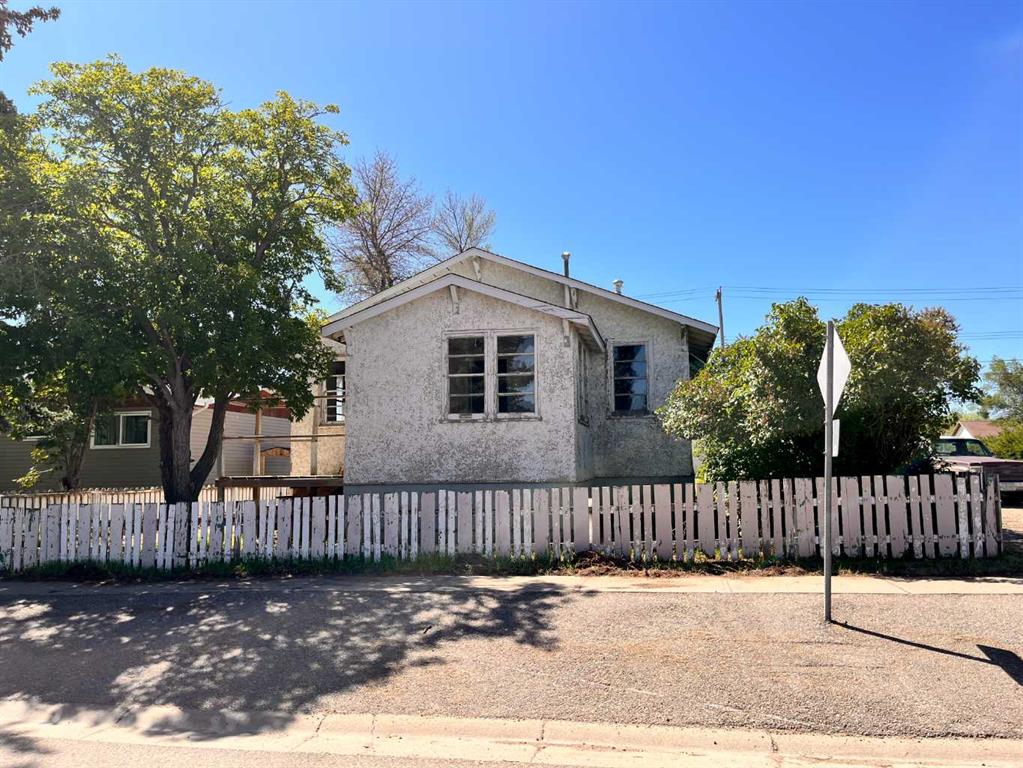 Picture of 201 4th Avenue E, Bow Island Real Estate Listing