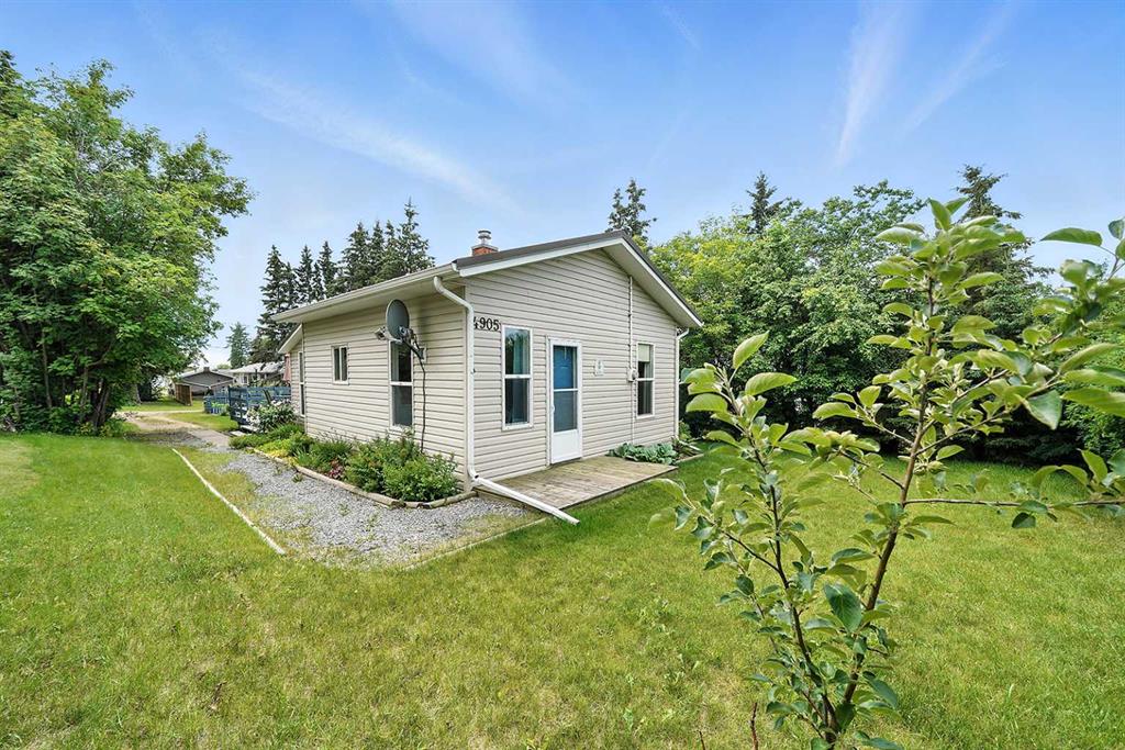Picture of 4905 53 Avenue , Bentley Real Estate Listing