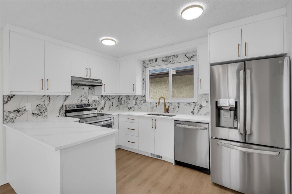 Picture of 122 Sandstone Drive NW, Calgary Real Estate Listing