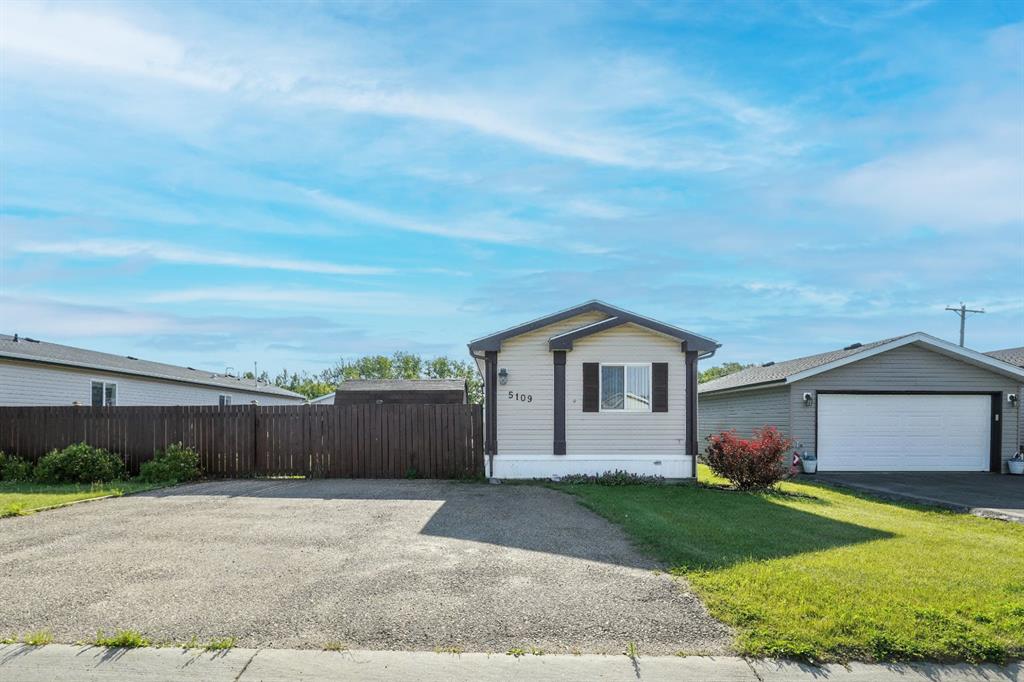 Picture of 5109 44 Street , Clive Real Estate Listing
