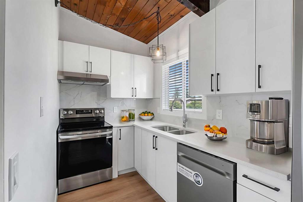 Picture of 102 Oaktree Close SW, Calgary Real Estate Listing