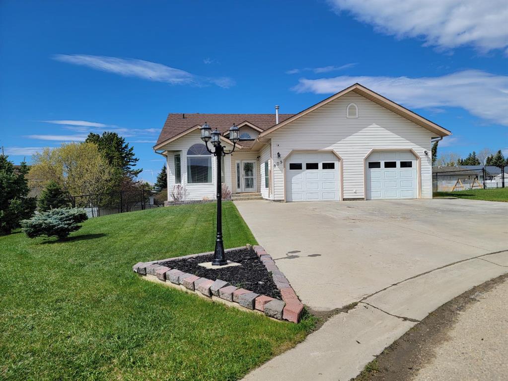 Picture of 809 Cherry Close  , Beaverlodge Real Estate Listing