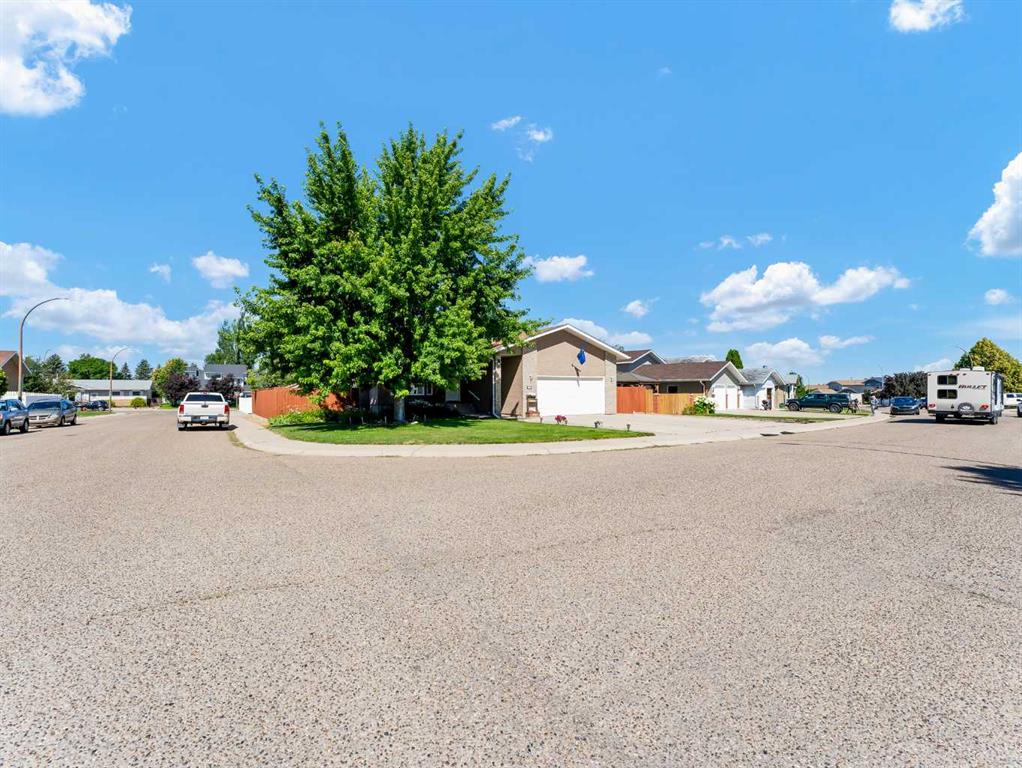 Picture of 66 Stapeford Crescent SE, Medicine Hat Real Estate Listing