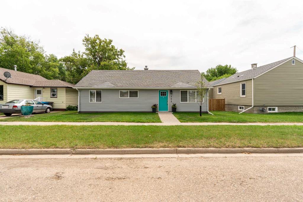 Picture of 305 53 Avenue E, Claresholm Real Estate Listing