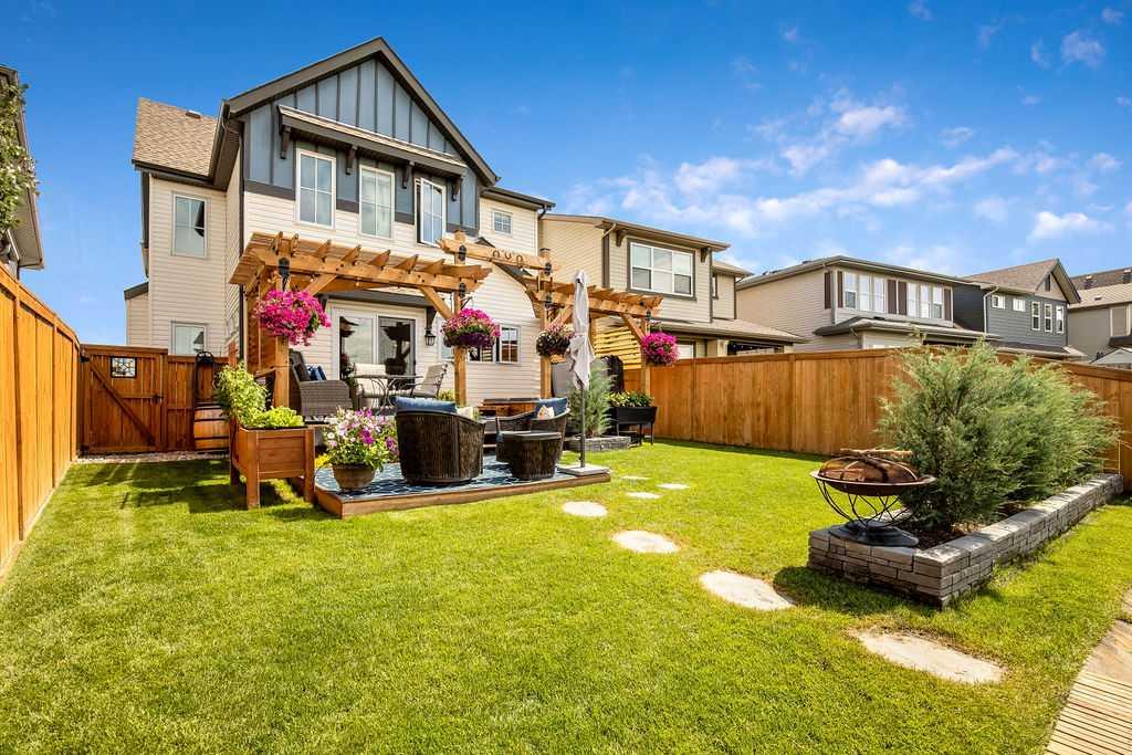 Picture of 350 Reunion Green NW, Airdrie Real Estate Listing