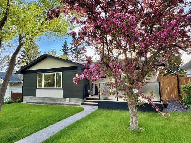 Picture of 4719 Charleswood Drive NW, Calgary Real Estate Listing