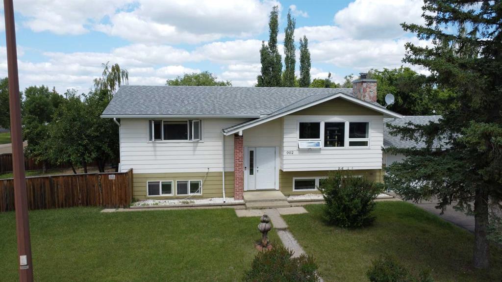 Picture of 902 3 Street W, Hanna Real Estate Listing
