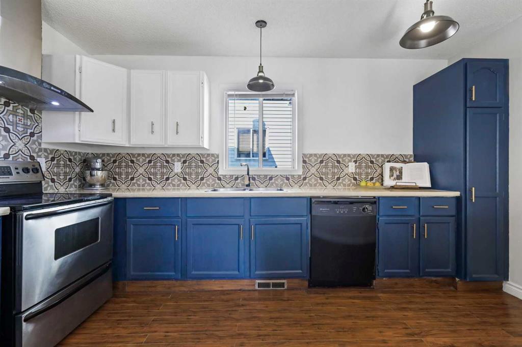 Picture of 680 Macewan Drive NW, Calgary Real Estate Listing