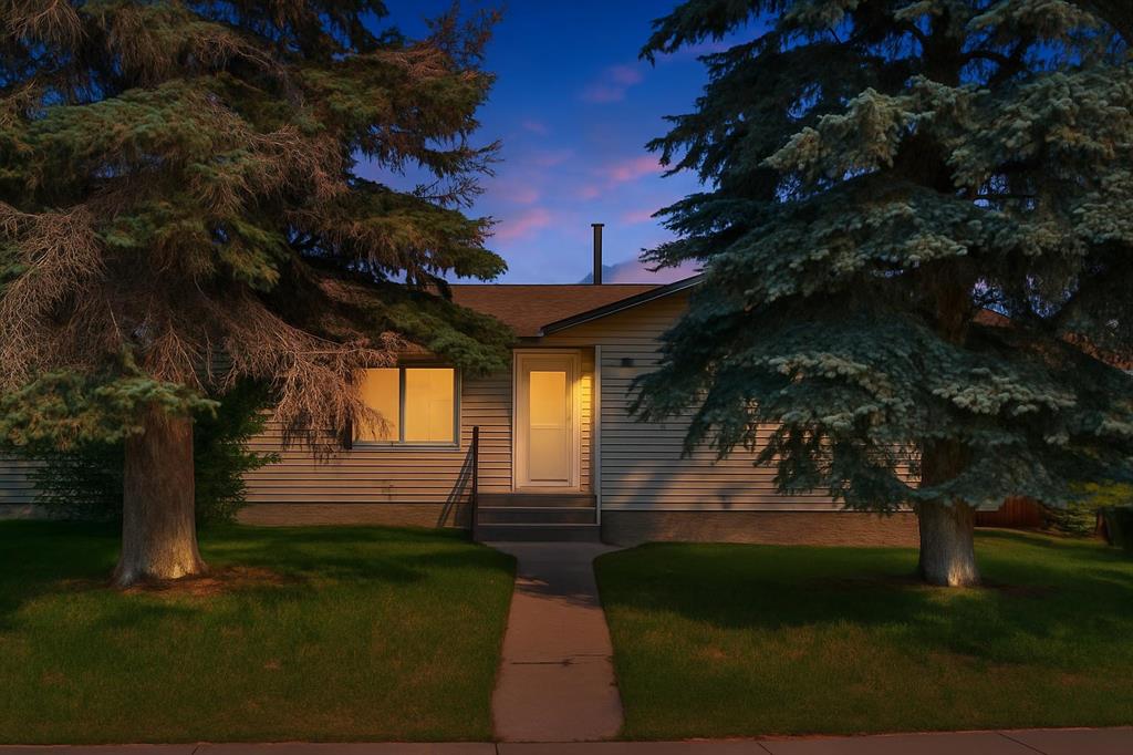 Picture of 36 Brentwood Drive E, Strathmore Real Estate Listing