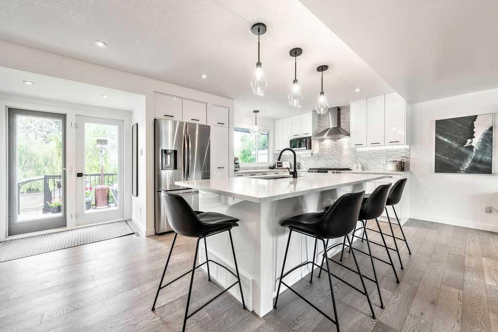 Picture of 976 Canaveral Crescent SW, Calgary Real Estate Listing