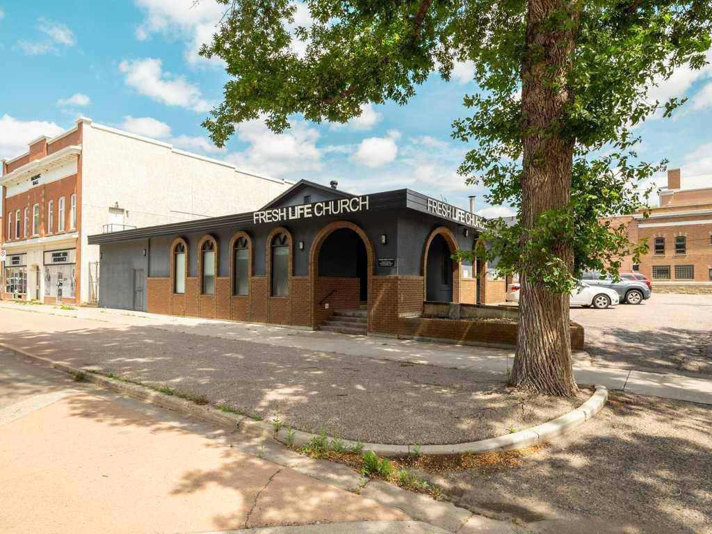 Picture of 327 10 Street S, Lethbridge Real Estate Listing