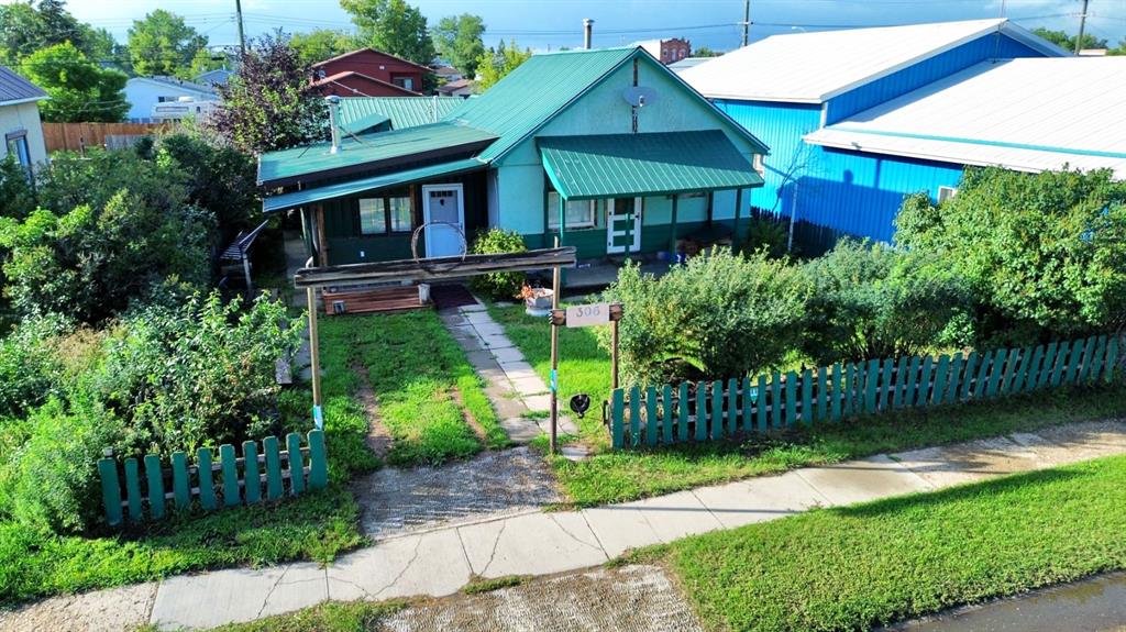 Picture of 306 Railway Avenue W, Hanna Real Estate Listing