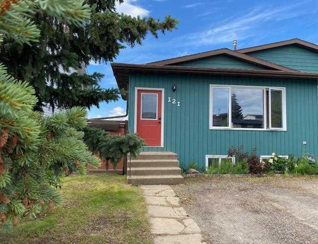 Picture of 121 SUTHERLAND Avenue , Hinton Real Estate Listing