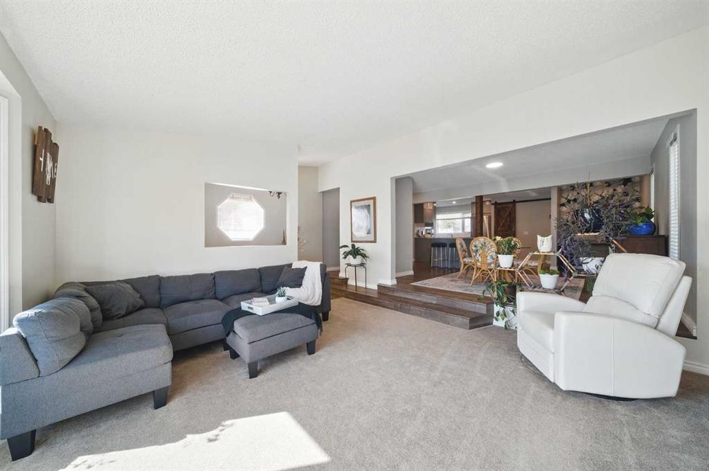 Picture of 828 Hunterston Crescent NW, Calgary Real Estate Listing