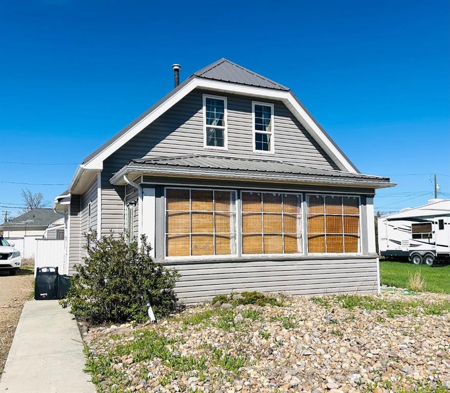 Picture of 102 3 Avenue E, Oyen Real Estate Listing