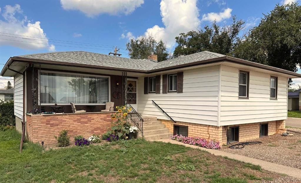 Picture of 702 8 Street SW, Medicine Hat Real Estate Listing