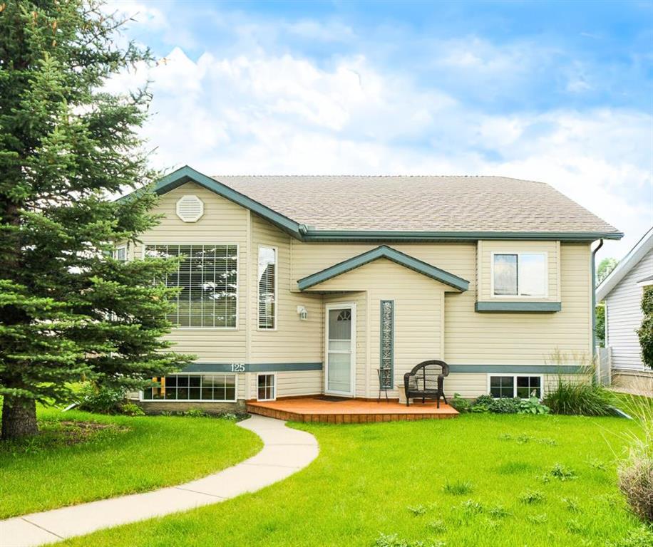 Picture of 125 Quigley Drive , Cochrane Real Estate Listing