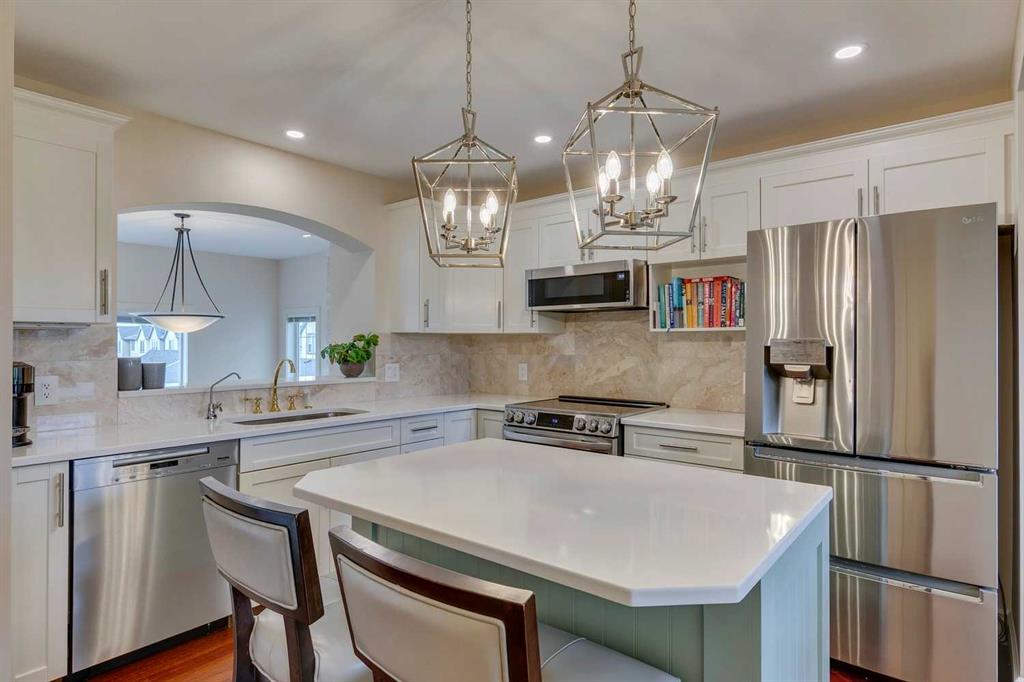 Picture of 14 Everridge Common SW, Calgary Real Estate Listing