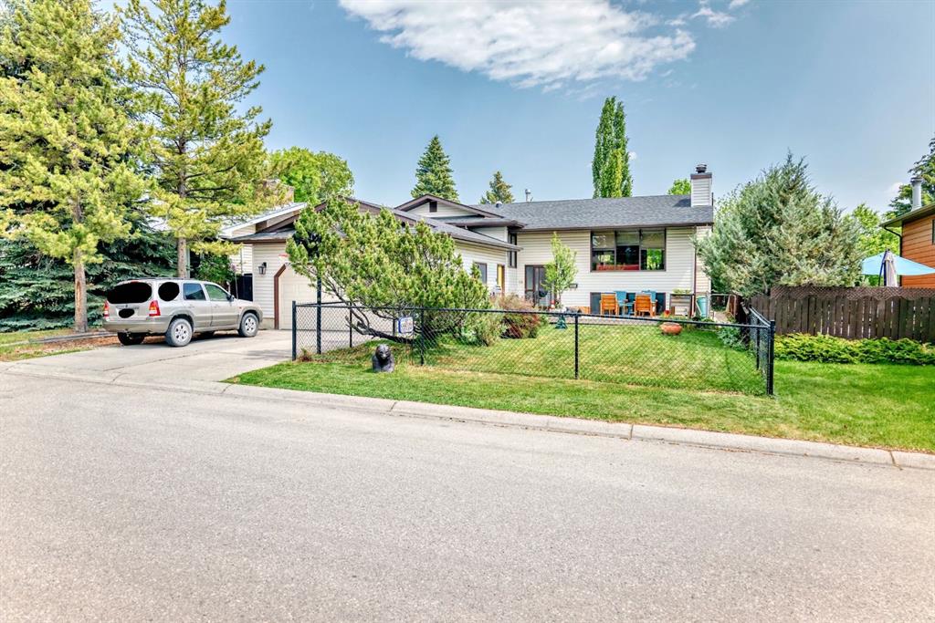 Picture of 18 Carolina Crescent , Cochrane Real Estate Listing