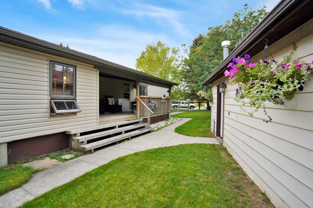 Picture of 9 Tamarack Crescent NW, Sundre Real Estate Listing