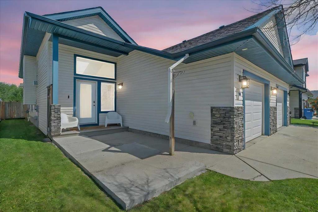 Picture of 740 Carriage Lane Drive , Carstairs Real Estate Listing
