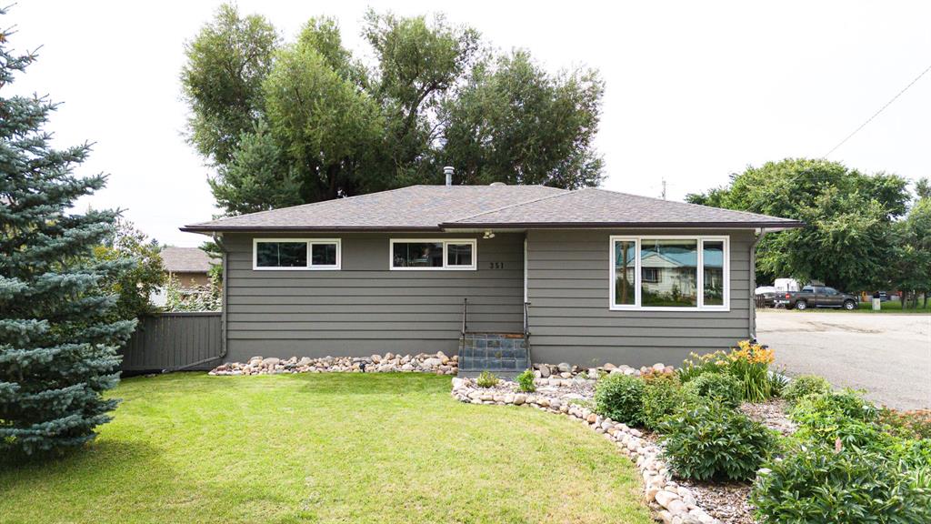 Picture of 351 49 Avenue W, Claresholm Real Estate Listing