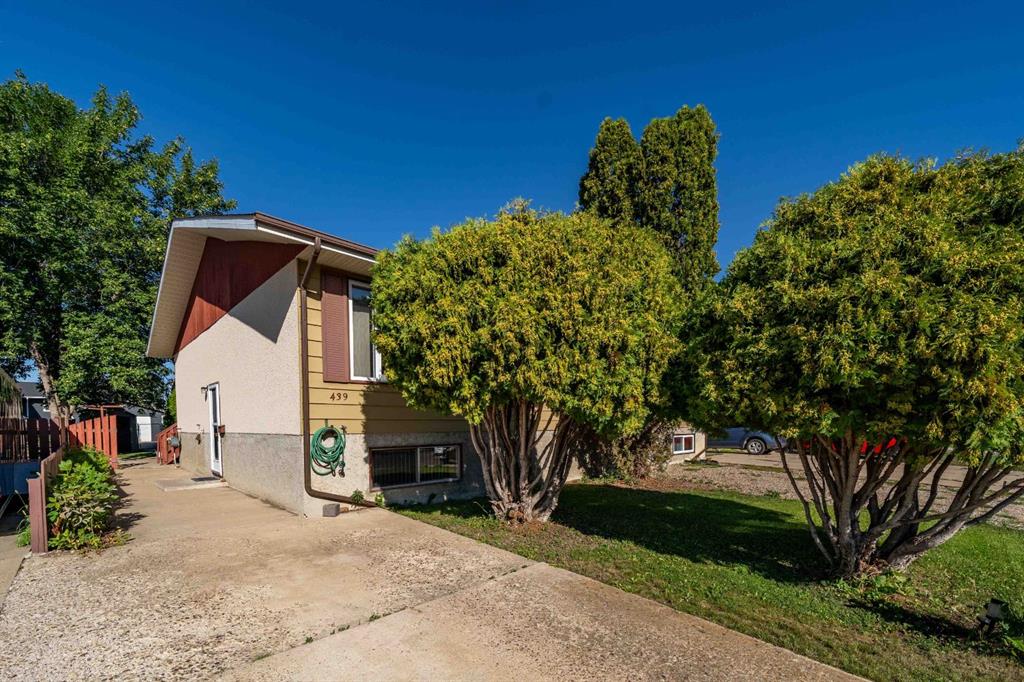 Picture of 439 Ross Glen Drive SE, Medicine Hat Real Estate Listing