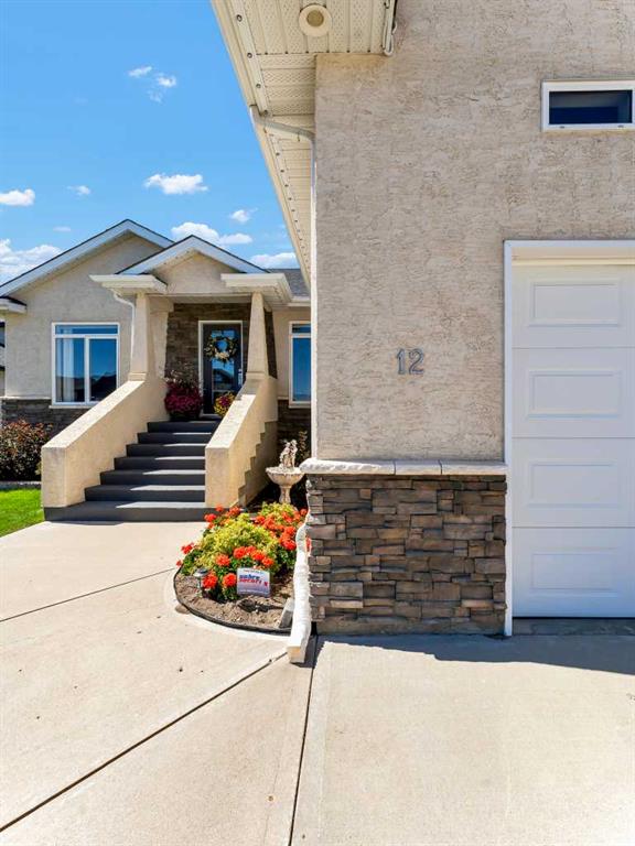 Picture of 12 Cottonwood Bay SW, Medicine Hat Real Estate Listing
