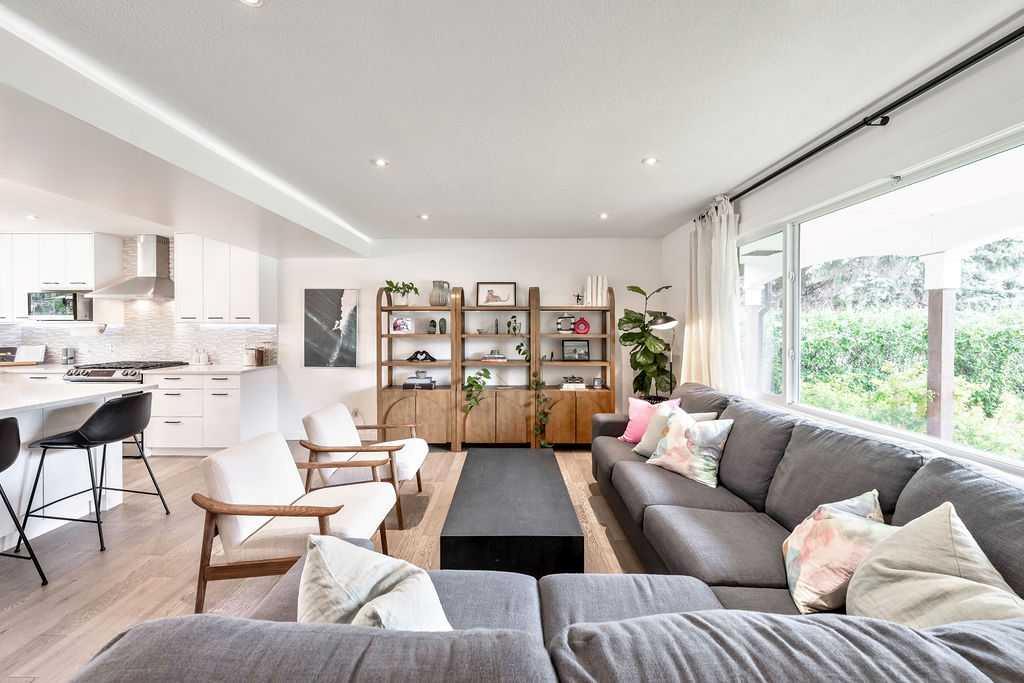 Picture of 976 Canaveral Crescent SW, Calgary Real Estate Listing