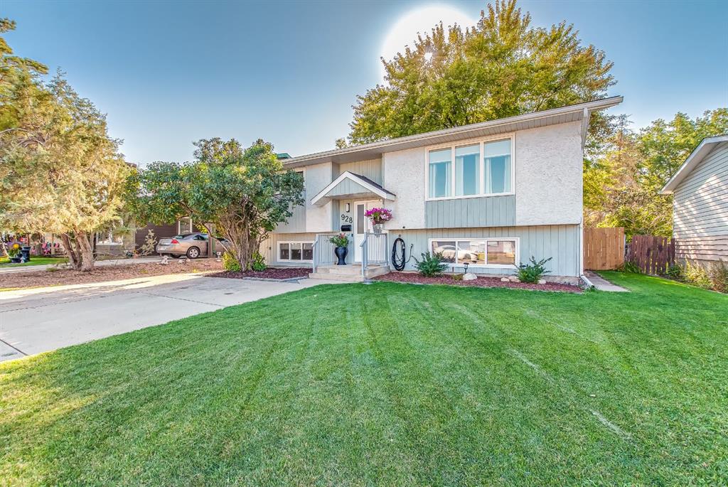 Picture of 928 4 Street SE, Redcliff Real Estate Listing