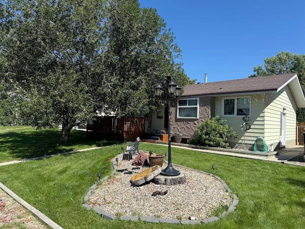 Picture of 2109 17 Street N, Lethbridge Real Estate Listing