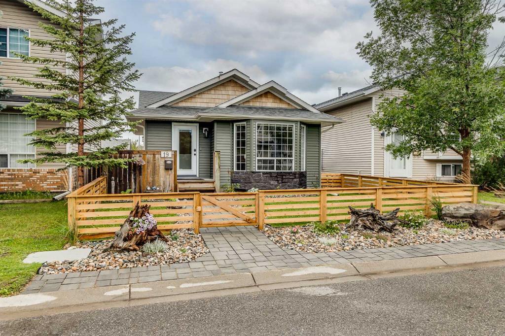 Picture of 19 Martinwood Court NE, Calgary Real Estate Listing