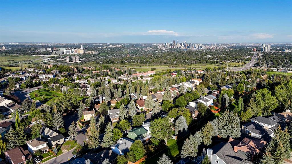 Picture of 76 Coach Manor Rise SW, Calgary Real Estate Listing
