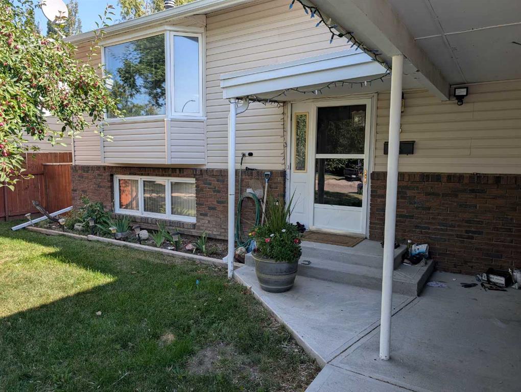Picture of 18 Sheridan Place W, Lethbridge Real Estate Listing