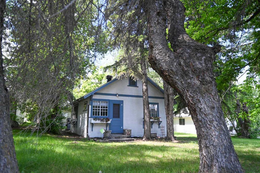 Picture of 4738 50 Street E, Sylvan Lake Real Estate Listing