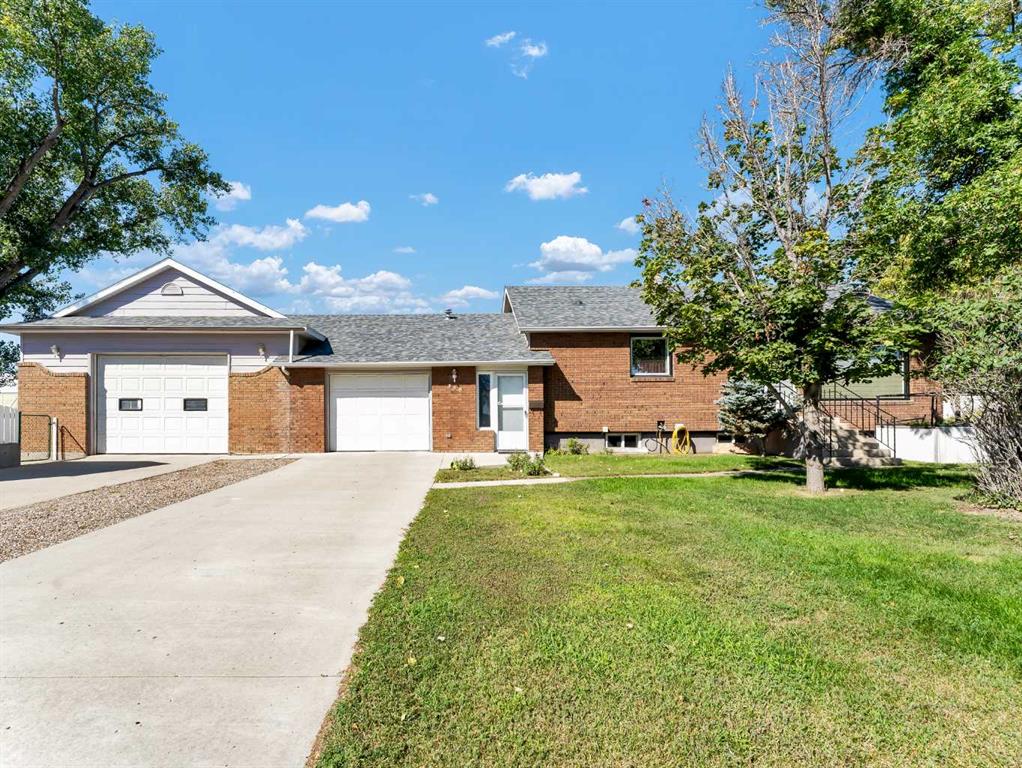 Picture of 338 2 Street SW, Redcliff Real Estate Listing