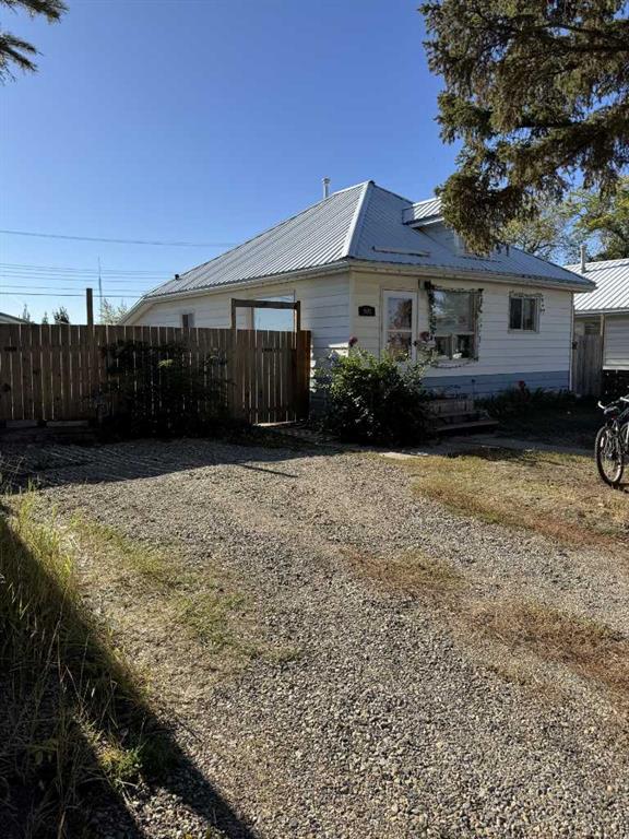 Picture of 905 3rd Avenue , Beaverlodge Real Estate Listing